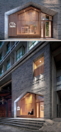 建筑设计公司Penda改造了一间位于北京胡同的传统酒店，酒店的门面明显的有别于周围的其他胡同区域，它用灰色的砖块，天然木材和玻璃镜面做成。进入酒店后，砖和木头同时流向内部，并有一个绿色的小墙，增添一丝自然色彩。当谈到主楼的设计时，设计师们解释道：“走进酒店，走廊就像是一条小巷，穿过一间小房子。我们在路上放了很多植物，所以里面和外面的空气都变淡了，旅馆本身就创造了一个小胡同。”
