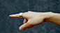 常见的佩戴品中，在戒指上做文章的大有人在，智能戒指的诞生给了我们很多幻想，不少人在这些幻想中找到了实现的可能。在Kickstarter众筹网站上，一款支持手势控制家电等设备的智能戒指Ring，已经成功集资并开始生产发货了。这款造型并不起眼的戒指，佩戴者在空中写字或是作画，就能在连接的终端设备上显示，看起来就像是一场匪夷所思的魔术表演。