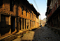 班迪普尔(Bandipur) 一个安静、闲适、古朴的小镇。      如果您还没有去造访过班迪普尔，那您还不算太了解尼泊尔。是的，班迪普尔的建筑风格有一些象巴德岗，但是班迪普尔却少了一些商业味道，而多了一些尼瓦尔人历史的陈设。班迪普尔，更能让人体味到原汁原味的尼泊尔独特的人文风貌。