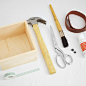 [DIY皮革手柄工具箱手工教程] DIY皮革手柄工具箱手工教程每个家庭都会有一个工具箱，锤子、钳子等工具完好的摆放在工具箱里，静静的等待出场的时间。喜欢动手的同学也可以尝试DIY自家的工具箱哦！木头加上皮革的搭配很有美式风格，喜欢的同学快来看看下面的教程吧！手工制作教程如下：所需材料：木盒胶带刷子油漆剪刀皮带图钉锤子。本文来自哇噻网出品的《创意画报》。哇噻网：365天永不落幕的创意市集，发现更多手工、原创设计产品、创意礼物和资讯，请来哇噻网（）逛逛.