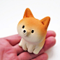 Shiba Inu figurine of Ceramics "A osuwari Mini shiba 2 "  Shiba is Japanese dog. : What is todays dinner?  Wonder if she thinks so?   Please decorate the work in the place which can see each other.  I hope you have a relaxing time.  This work is