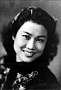 张瑞芳，1918年6月15日出生，原籍北京，生于河北保定，著名表演艺术家。为新中国电影奉献了一个独一无二的喜剧形象——“李双双”。 张瑞芳曾是话剧舞台上闻名遐迩的四大名旦之一，从舞台到银幕，她塑造了一系列鲜活生动的形象。1962年的快嘴“李双双”，让她达到电影演艺事业巅峰。2012年6月28日，著名表演艺术家张瑞芳因病在上海逝世，享年94岁。
