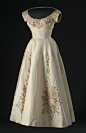 #服装# 礼服裙，1958，美国著名设计师Ann Lowe作品，她极擅长美式田园风的服装，像这件带有柔和可爱的小花刺绣的白裙子就非常典型~杰奎琳嫁给肯尼迪时穿的婚纱也出自这位女士之手~