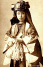 意大利摄影师 Felice Beato、奥地利摄影师 Baron Raimund von Stillfried 拍摄日本武士。这一系列旧照片源于江户后期至幕末时间，大多数都是由明治时代拍摄，这些照片很陈旧了，经过修复之后，仍能呈现出武士的历史