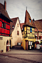 法国【埃吉桑 Eguisheim】德语名为艾吉斯海姆(Egisheim)，是阿尔萨斯一座美丽的城镇，临近科尔马。这座小城以精妙的环形布局和德法交融的风情著称，中世纪时期的罗马教皇利奥九世出生在这里。
via lucky-L
精选 花瓣旅行旅游 美景 小镇 欧美 摄影 欧美 地中海 旅行 人文 朋友圈配图 美图壁纸 壁纸 微距 唯美 室外 街景 建筑 欧式 大图 全屏 海报背景 咖啡店 酒馆 巴黎 法国 欧洲 意大利 英国 