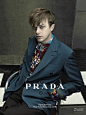戴恩·德哈恩
美国男星戴恩·德哈恩变身模特为知名奢侈品牌Prada普拉达拍摄2014春夏系列男装广告。