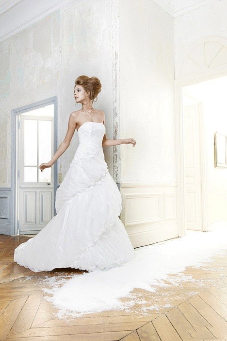 螺旋向上的裙摆设计凸显新娘完美身材 ，婚...