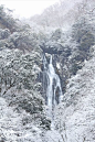 康巴瀑布在冬季，日本冈山市。