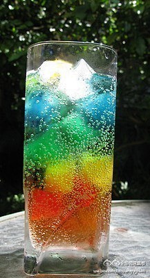 彩虹饮料，先用果汁做成五颜六色的冰，然后...