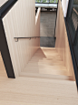 【楼梯】：为了充分利用绝佳的采光，阶梯间采用中空的衔接方式。日出日落时，在屋内洒下一片别致光影。
