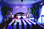 神秘的色彩，对称的布局，这个卧室让你想到了什么？