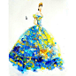 新加坡年轻艺术家Chan Clayrene用指甲油和指甲的亮片创作的高级定制礼服。色彩明艳，美轮美奂，一条条奢华的裙子就这样跃然纸上。
