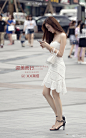 重庆街拍| 这种白色的分身裙套装，果然很显气质。<br/>图源来自：XX潮搭