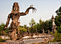 #大沼旅行# Sala Keoku，位于泰国廊开，是一座建于1978年的印度教宗教公园，内有繁多以佛教和印度教为灵感的巨型梦幻混凝土雕塑，诡异夺目 。公园里最震撼的则是一座近30米高的七头蛇Naga的雕塑。创建者Luang Pu是一个老挝的精神领袖，一位神秘主义者。传说儿童时期跌落进一个洞里，遇到一个苦行僧，给 ​​​​...展开全文c