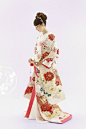 白无垢和色打褂是标准的日本和服，相当于结婚时穿的婚纱和酒宴服，美翻。图源Bridal House TUTU