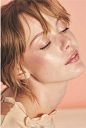 #FashionModels# 超模Frida Gustavsson为Marie Claire 英国版5月刊拍摄一组“明黄色系”美妆大片，婚后的Frida依旧美得没边！当年的长腿美少女，是多少人入坑麻豆圈的初心啊！ ​​​​