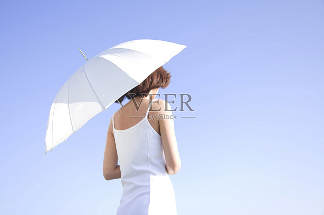 遮阳伞的女人从后面图片-商业图片-正版原...