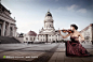 在欧式建筑广场前拉小提琴的欧洲美女
