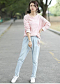 粉色长袖条纹T恤+浅蓝色刺绣哈伦牛仔裤+白色系带休闲鞋