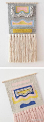 面料灵感 | 手工编织挂毯是一款色彩与纹理百变组合且风靡全球的艺术墙饰，充满了编织者创意及灵感的一种复古工艺，一杯茶的时间，在简易织布机上就能即时创意充满个性的编织挂毯。
【ZRCN】 ​​​​