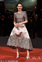 Kristen一袭CHANEL 2015秋冬高级定制系列银色晚礼服搭配Louboutin尖头鞋亮相，实！在！太！美！了！