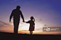 Silhouette of father and daughter walking_创意图片
