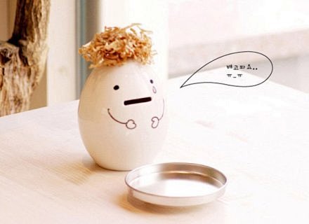 设计师以可爱的蛋壳模样设计的存钱罐，可以...