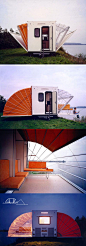 雨篷拖车（De Markies）是荷兰建筑师和设计师Eduard Bohtlingk带来的创意，在移动的路上，雨篷拖车仅长4.5米、宽2米，但当到达露营地后，将两边的雨篷式车厢展开，就能瞬间得到将近三倍的宽阔空间。