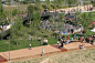 坎伯兰公园景观设计 / Hargreaves Associate : 这个公园适合不同年龄阶段的孩子玩耍，这里有沙地、有波浪形的草坪、还有用植物组建的绿色迷宫；一座“云桥”下面，有人工水帘、还有喷泉和浅水滩，人们可以在这里享受清凉和畅快。这里的照明灯是按照各种星座图案组合的，为公园增添了一份独特的景致。
