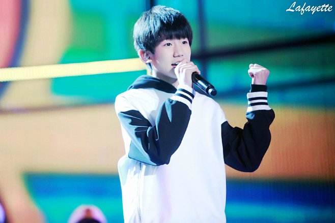 TFBOYS-LAFAYETTE团站的照...