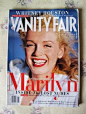 杂志《VANITY FAIR》美国版 2012 年 6 月号的封面是 Marilyn Monroe，其中详尽地谈到 Lawrence Schiller 为梦露在泳池边拍摄的一组裸露照片。 仅售:40元