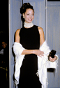Christy Turlington 1992年第一次参加Met Gala，至于她身上穿的这件有人知道是什么品牌吗 ​​​​