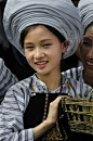 布依族少女，少女在布依族的传统服饰，贵州省，中国通过Photoyak，通过Flickr的