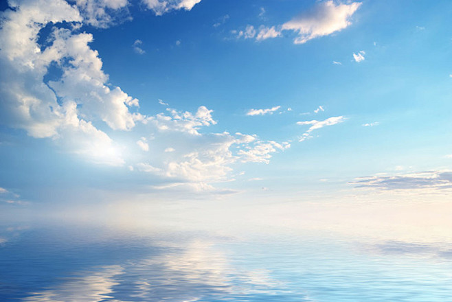 蓝天白云与水面倒影高清图片
