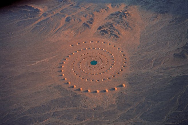 撒哈拉沙漠上的史诗巨作装置艺术。这个位于...