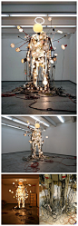 [“灯泡电男”] 捷克艺术家Krištof Kintera 用旧灯泡，电缆等做成的“电男”。