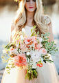 春季新娘手捧花。来自：婚礼时光——关注婚礼的一切，分享最美好的时光。#手捧花#