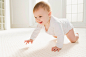 人,室内,人的嘴,快乐,赤脚_87877451_A baby crawling_创意图片_Getty Images China