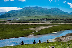 八宝河，坐在清澈的八宝河边，天地间一片寂...