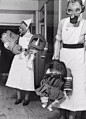 1940年英国一家医院
护士们拿着给婴儿
特制的防护服
连袜子都设计好了