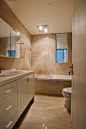 将天然的云石色彩布满整个卫浴空间，简约造型的白色浴室柜收纳功能强大，将自然的花色与现代设计结合的惟妙惟肖