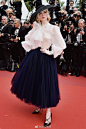 Elle Fanning in Dior Couture｜第72届戛纳电影节《好莱坞往事》首映礼红毯～

红毯上最风情万种的复古名伶～范宁真的太会选衣服了，用新单品组合致敬Dior五十年代最最最经典的New Look，如同一位彼时穿越过来的好莱坞电影女明星一样的轻轻松松大杀四方～

既复古又美艳既切题 ​​​​...展开全文c