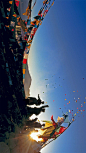 朝圣者将风马旗扔向甘登寺上方的空中为新年祈福，中国西藏 (© Ian Cumming/plainpicture)

2020-02-24

 2264