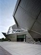 #建筑欣赏#菱角分明的外形，丹佛艺术博物馆扩建




丹佛艺术博物馆的这座新楼，是由Daniel Libeskind工作室和Davis Partnership合作完成的建筑项目。从设计到建造，历时3年多，耗资6500万美元。太空金属结构的鳍形建筑，带着闪电一般的力量在丹佛崛起。用玻璃和金属构成的三角型和多边不规则型组合而成的抽象建筑...





丹佛素来被称为美丽的海拔“一英里高”的城市，如今，丹佛艺术馆成为全美最新、海拔最高、最具有现代艺术特色建筑的艺术......