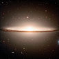 La Galaxia del Sombrero : También conocida como M104 y NGC 4594, la galaxia Sombrero es uno de los objetos de cielo profundo más hermosos y estudiados. A unos 31 millones de años luz de distancia de nosotros, representa un extraño híbrido entre una galaxi