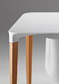 Formschönes geschwungenes Tischbein im Materialmix - #furniture #design beautifully designed table leg