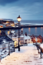 Whitby, North Yorkshire, England, UK。惠特比，位于英格兰中东部，靠近约克。它被誉为品尝“全世界最佳炸鱼薯条”的理想地。1897年，爱尔兰小说家Bram Stoker（布拉姆 史托克）在这里写了著名的吸血鬼小说《Dracula》（德古拉伯爵），而其灵感来源于惠特比修道院。它也是库克船长的学徒生涯之地。Lonely Planet说，这里是有最吸引人的海滨风光（The Most Attrac#景点# #街景##旅行##英格兰#