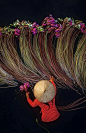 越南摄影师Trung Huy Pham，将自然与文化传统糅合在一起，创作出了一系列名为《百合花的收获》的壮观照片。这些照片是为了庆祝每年的收获季节，湄公河三角洲的当地人在采集五颜六色的百合花。#遇见艺术##摄影# ​​​​