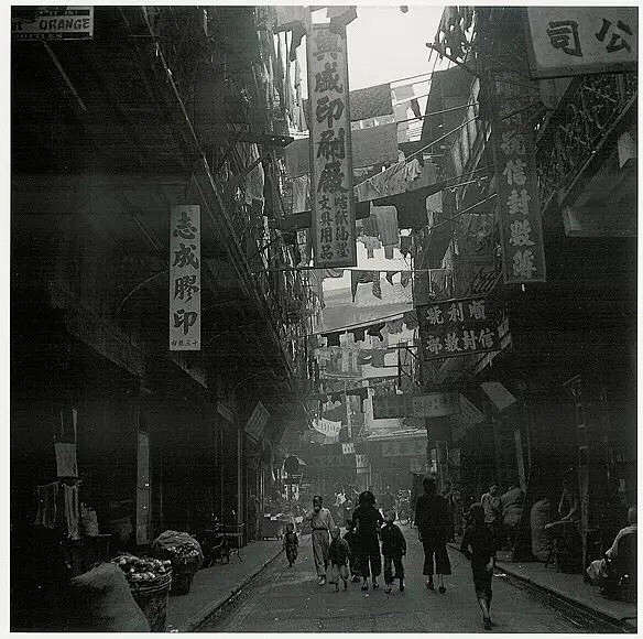 1946年，香港，晒衣服的竹竿和店铺的招...