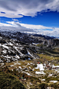 Picos de Europa.欧洲峰国家公园,不为人知的人间仙境.




由于国家公园旅游开发的部分非常有限，所以来此登山旅行的游客并不多，而且大部分游客也只是集中在著名的Ruta de Cares这条步行路线上。所以国家公园的大部分景致人们大多不可得知。





攀登的过程中处处是好景色,但我们时时刻刻要保持自己的安全,再者要赶在天黑前登上顶峰,就也没有太多时间去注意两边的景色,所以在攀登过程中并没有留下太多的影像.





前一周的暴雪让公园里银装素......